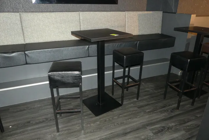 Stehtisch mit 2x Barhocker Maße in cm ca. 60 x 60